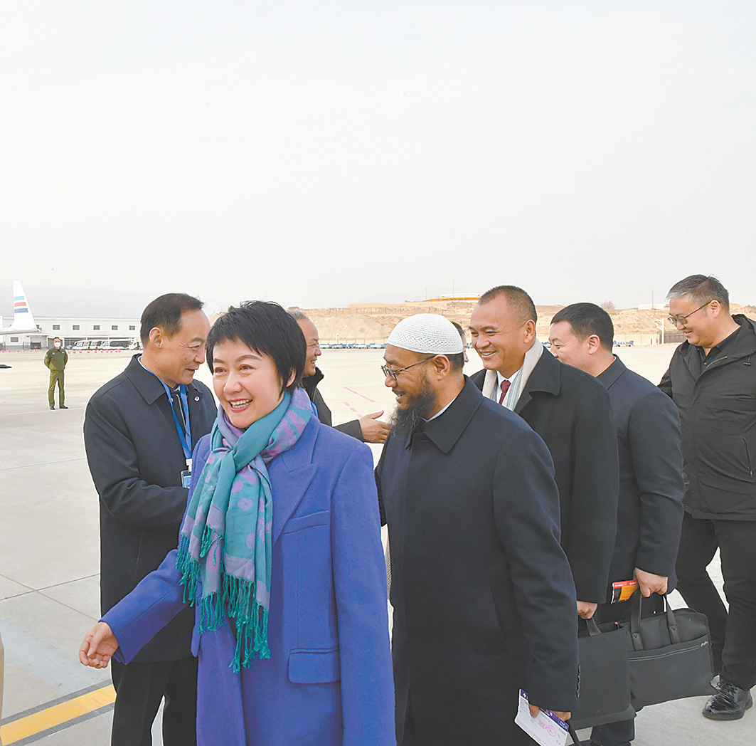 出席全国政协十四届一次会议住青全国政协委员抵京