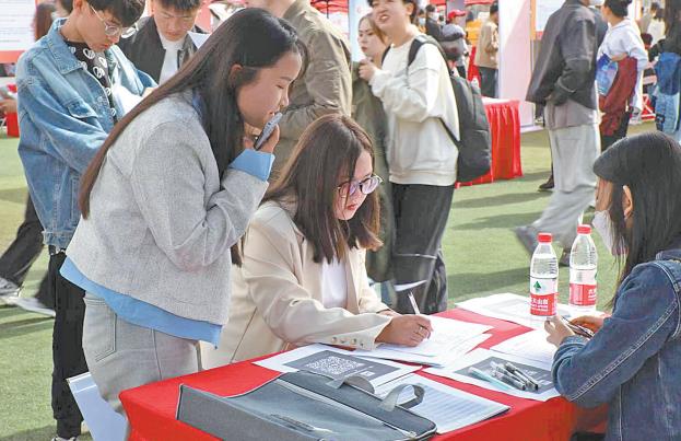 高校毕业生专场招聘会举行 提供岗位数8500余个