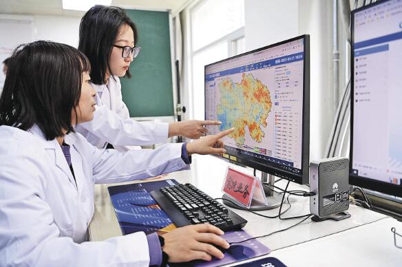 青海省气象信息中心业务平台工作人员实况分析天气变化。