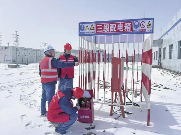 黄河公司新能源建设分公司工作人员检查贡玛储能电站项目现场三级配电箱及灭火器配置是否符合标准。摄影：海涛