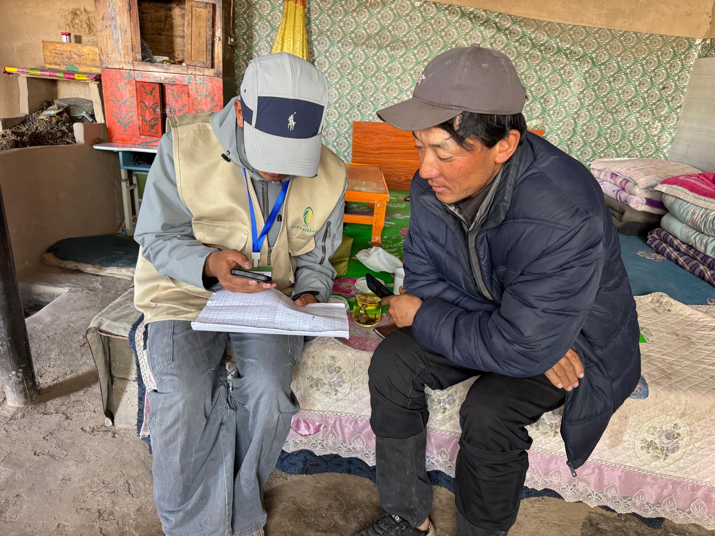 青海省各地普查工作人员深入农户家中开展入户清查摸底。