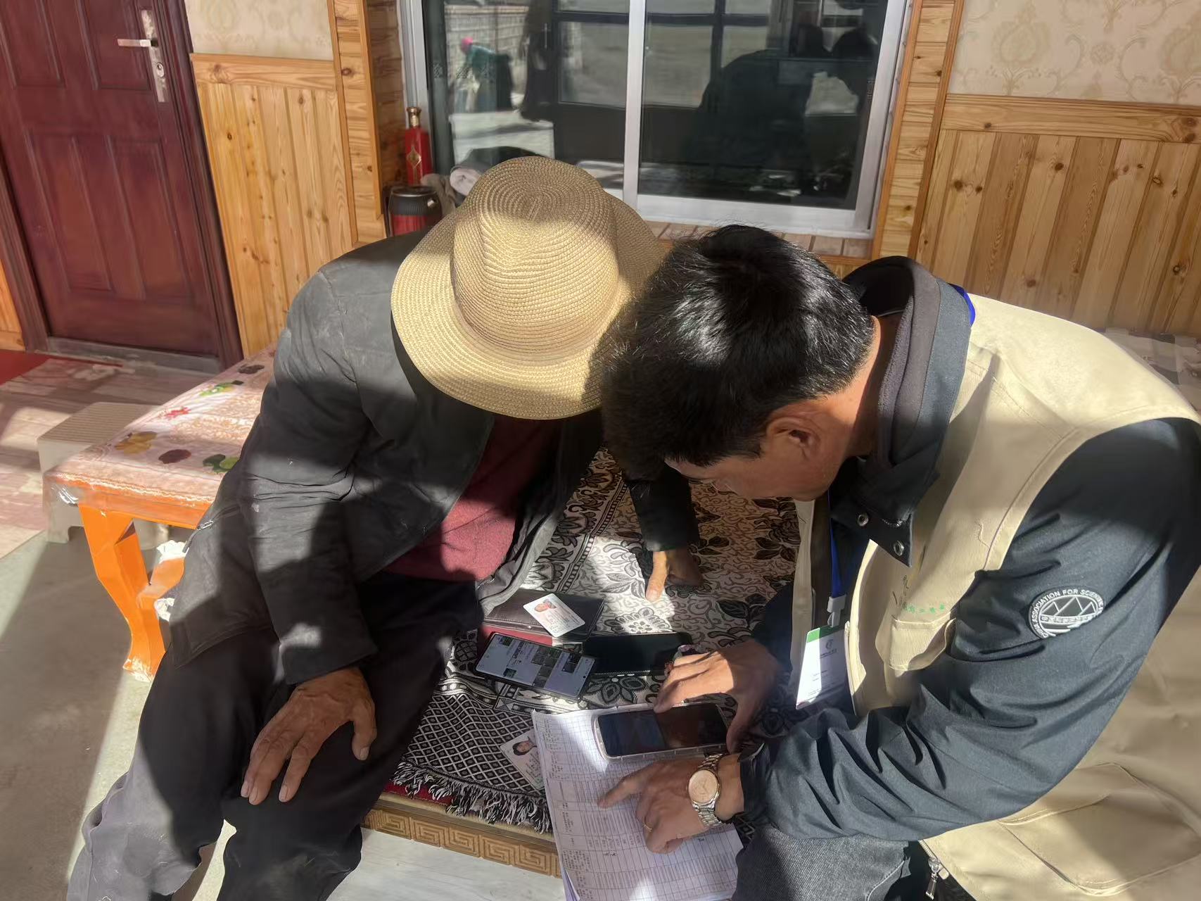 青海省各地普查工作人员深入农户家中开展入户清查摸底。