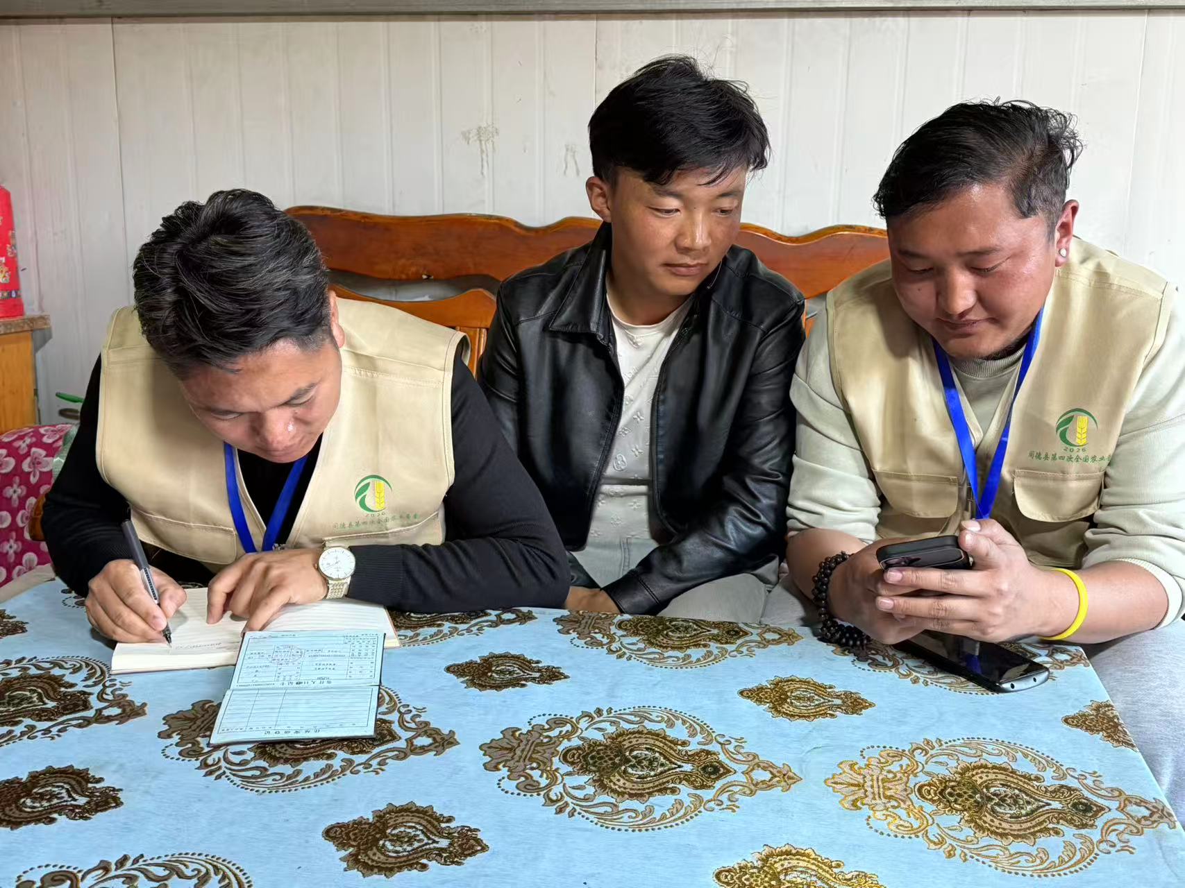 青海省各地普查工作人员深入农户家中开展入户清查摸底。