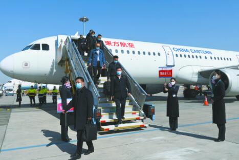 出席十四届全国人大一次会议我省全国人大代表抵京