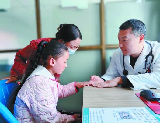 我省51名先心病患儿今日赴南京接受免费救治