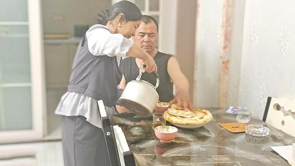 却什吉20年如一日照顾生病的丈夫“只要我在，这个家就在”