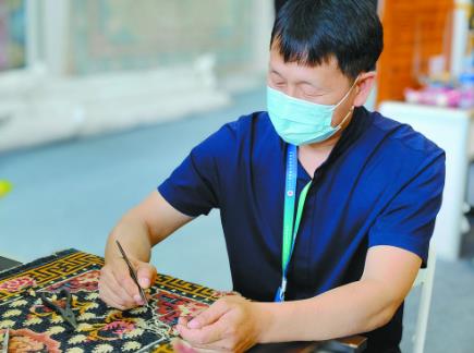 【聚集第三届生态博览会·会展聚焦】花絮：妙手“修”经纬 无言“话”历史