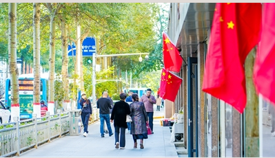西宁街头扬起最美“中国红”