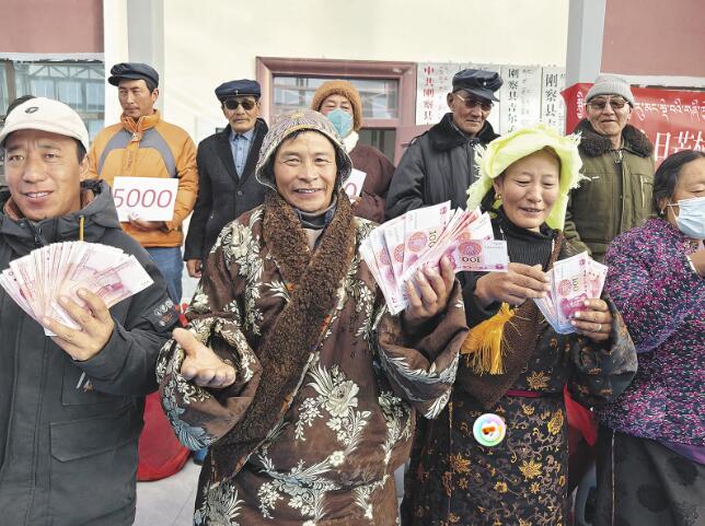 村民拿到分红后喜笑颜开。