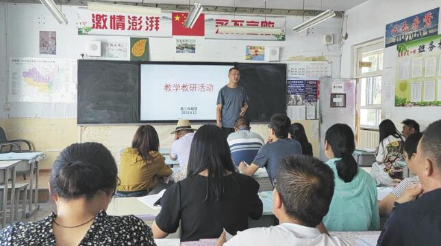 王峰组织教学教研活动。受访本人提供