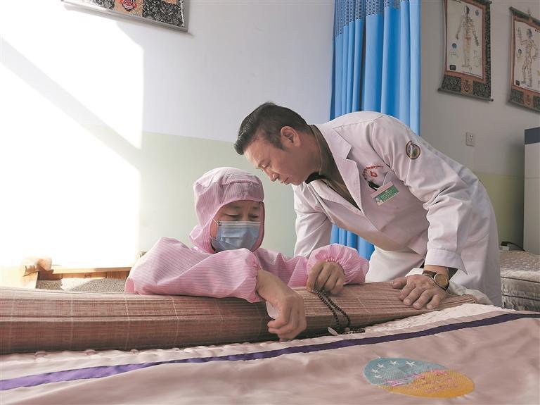 医生指导患者在做金沙治疗。