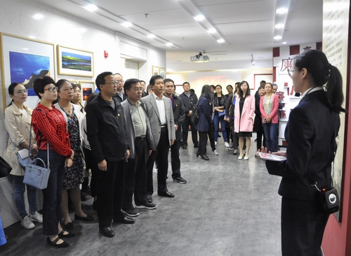 省总工会组织公职人员参观警示教育基地