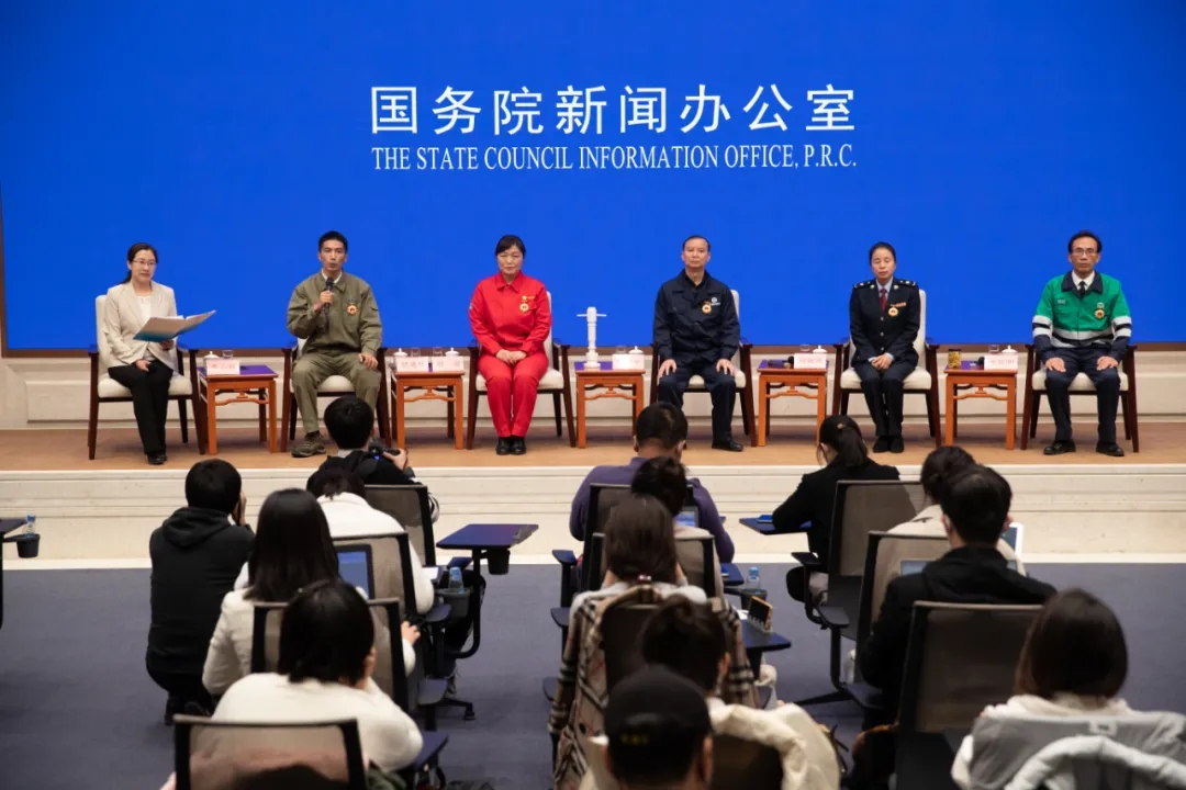 “一手紧握劳动工具，一手捧起金色奖章”
——5位新当选全国劳动模范和先进工作者代表中外记者见面会纪实