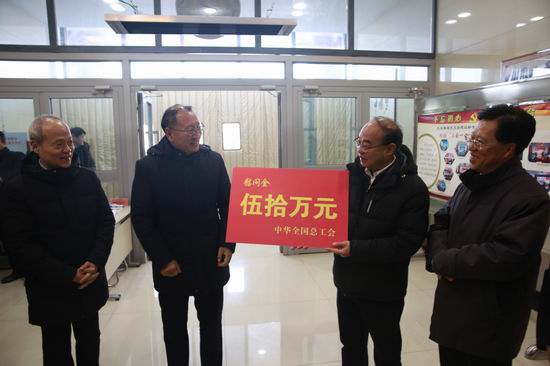 全总慰问团来青开展送温暖活动