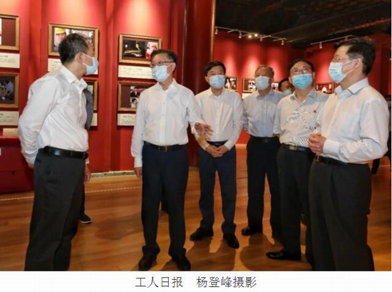 王东明在观看百名劳模图片展时指出 大力弘扬劳模精神劳动精神工匠精神 激励广大职工为实现“十四五”规划目标任务建功立业
