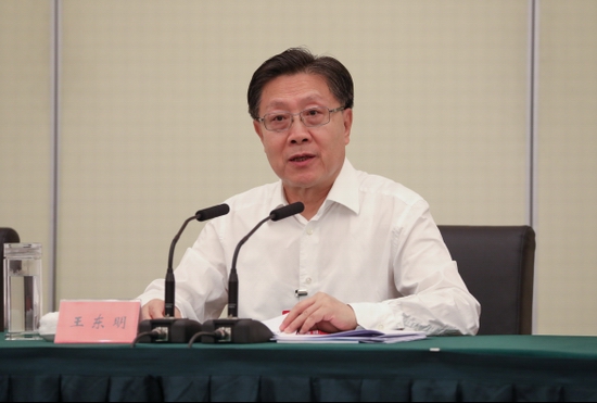 王东明在全总十七届十次主席团会议上指出 推动习近平总书记“七一”重要讲话精神 在广大工会干部和职工群众中落地生根
