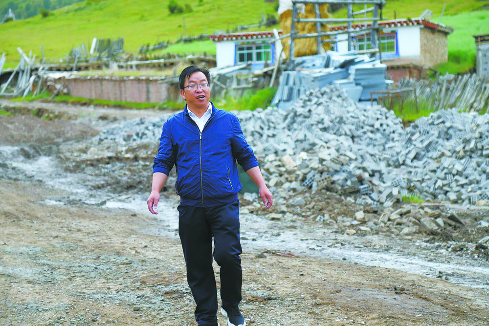俯首为民， 用实际行动践行责任和诺言 
——记第八届全国道德模范提名奖获得者郭晓荣