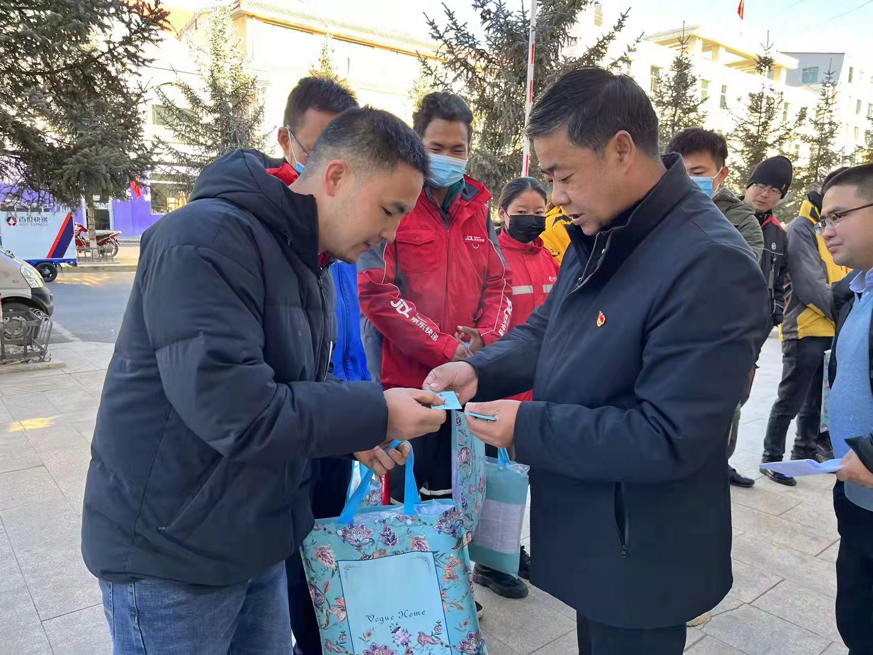 [中工网]青海祁连县总工会开展新就业形态劳动者温暖行动服务月