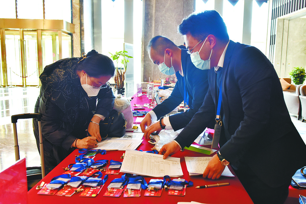 出席省十三届人大七次会议的代表陆续报到