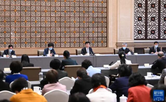 王沪宁看望出席全国政协十三届五次会议的共青团、总工会、妇联、青联界委员并参加讨论