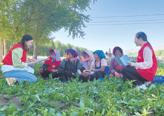 【深入学习宣传贯彻省第十四次党代会精神】
“红马甲”让党代会精神“别样红”