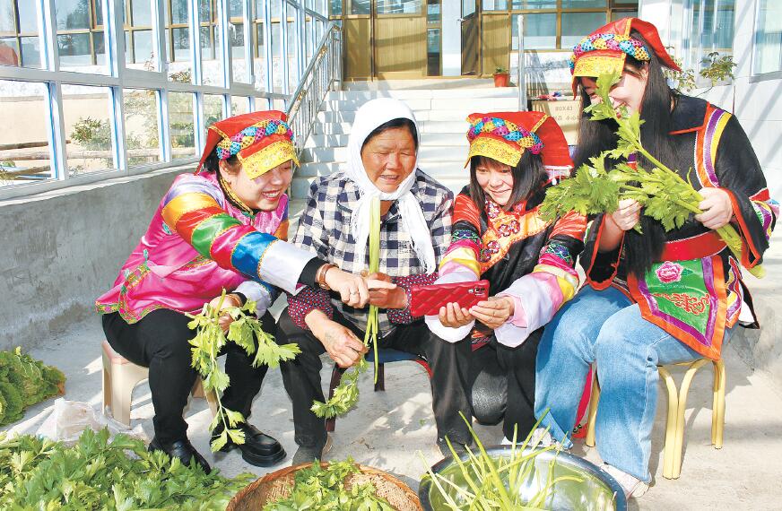 【二十大时光】
高举中国特色社会主义伟大旗帜不断奋勇前进
——党的二十大报告在我省干部群众中引起强烈反响