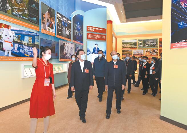 我省党的二十大代表参观“奋进新时代”主题成就展
信长星吴晓军参加