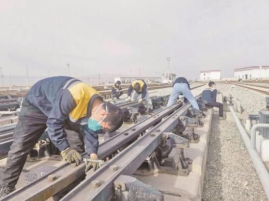 青藏高原最大编组场为设备做“体检”